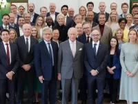 Raja Charles Berfoto Bersama Peserta Pertemuan Pemimpin Industri AI di Dumfries House