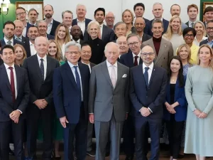 Raja Charles Berfoto Bersama Peserta Pertemuan Pemimpin Industri AI di Dumfries House