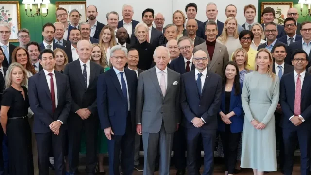 Raja Charles Berfoto Bersama Peserta Pertemuan Pemimpin Industri AI di Dumfries House