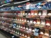 Deretan wadah permen curah pilih-campur di supermarket K-Citymarket Järvenpää, Finlandia