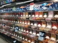 Deretan wadah permen curah pilih-campur di supermarket K-Citymarket Järvenpää, Finlandia