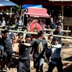 Ilustrasi arak-arakan peti jenazah berhias pada puncak upacara Rambu Solo di Toraja