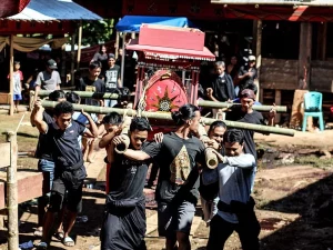 Ilustrasi arak-arakan peti jenazah berhias pada puncak upacara Rambu Solo di Toraja