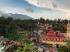 Pemandangan Nagari Tuo Pariangan menjelang senja dengan masjid beratap merah, rumah gadang, dan lereng gunung di latar belakang