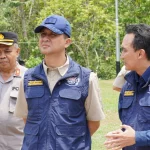 Ketua Tim Ekspedisi Patriot 08 ITS Arief Abdurrakhman menjelaskan reaktor biogas kepada Menteri Transmigrasi
