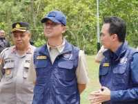 Ketua Tim Ekspedisi Patriot 08 ITS Arief Abdurrakhman menjelaskan reaktor biogas kepada Menteri Transmigrasi