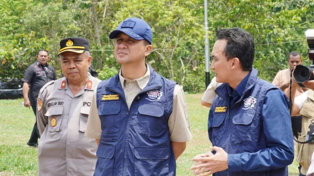 Ketua Tim Ekspedisi Patriot 08 ITS Arief Abdurrakhman menjelaskan reaktor biogas kepada Menteri Transmigrasi