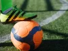 Aksi perebutan bola di lapangan hijau