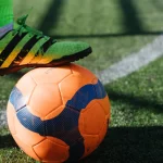 Aksi perebutan bola di lapangan hijau