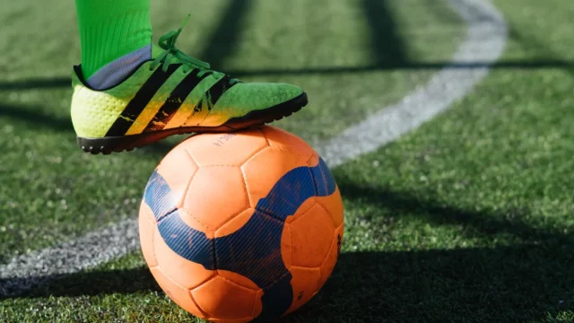 Aksi perebutan bola di lapangan hijau