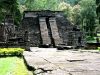 Bangunan induk Candi Sukuh berbentuk piramida terpancung dengan tangga batu di tengahnya.