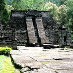 Bangunan induk Candi Sukuh berbentuk piramida terpancung dengan tangga batu di tengahnya.