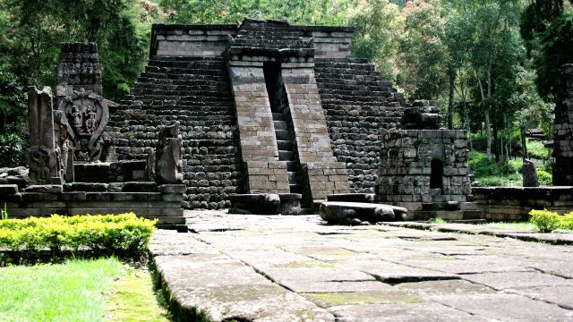 Bangunan induk Candi Sukuh berbentuk piramida terpancung dengan tangga batu di tengahnya.
