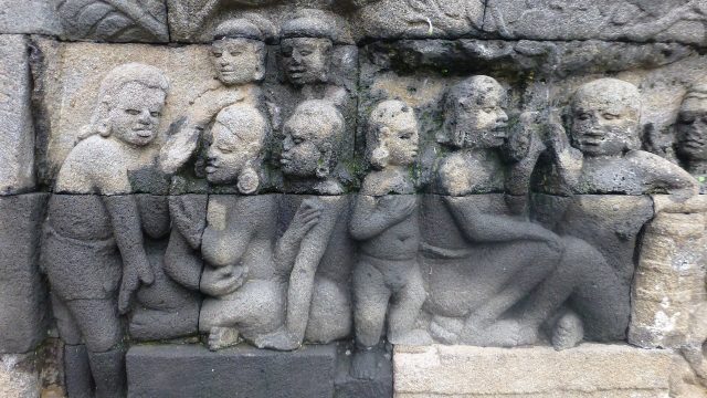 Panil relief Karmawibhangga di kaki Candi Borobudur yang memahat sejumlah tokoh.