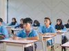 Sejumlah pelajar remaja Indonesia mengikuti kegiatan belajar di kelas