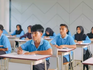 Sejumlah pelajar remaja Indonesia mengikuti kegiatan belajar di kelas