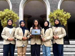 Lima mahasiswa Universitas Gadjah Mada penyusun riset umpan klik pada konten afiliasi