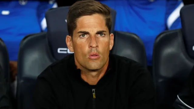 Robert Moreno duduk di bangku cadangan stadion