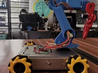 Robot beroda mekanum berlengan di atas meja kerja laboratorium