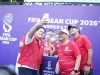 Ketua Umum PSSI Erick Thohir berswafoto di samping trofi FIFA ASEAN Cup 2026 di Jakarta