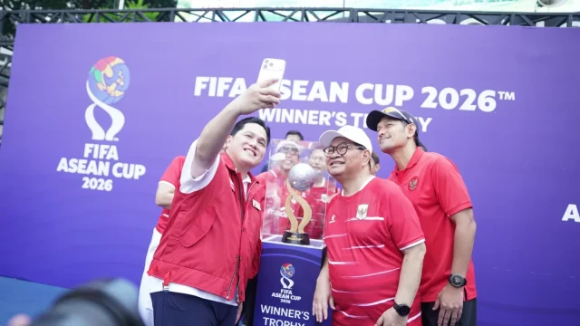 Ketua Umum PSSI Erick Thohir berswafoto di samping trofi FIFA ASEAN Cup 2026 di Jakarta