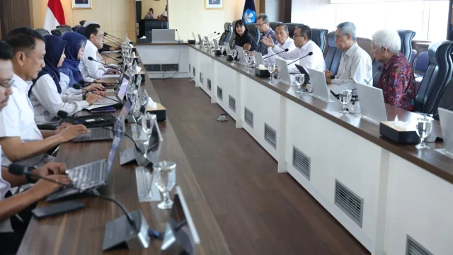 Rapat Kemdiktisaintek membahas mahasiswa nakes habis masa studi di ruang pertemuan kementerian