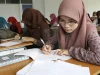 Mahasiswa mengikuti kuliah di sebuah ruang kelas kampus