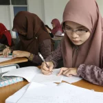 Mahasiswa mengikuti kuliah di sebuah ruang kelas kampus