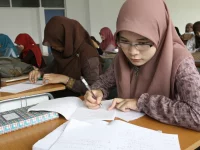 Mahasiswa mengikuti kuliah di sebuah ruang kelas kampus