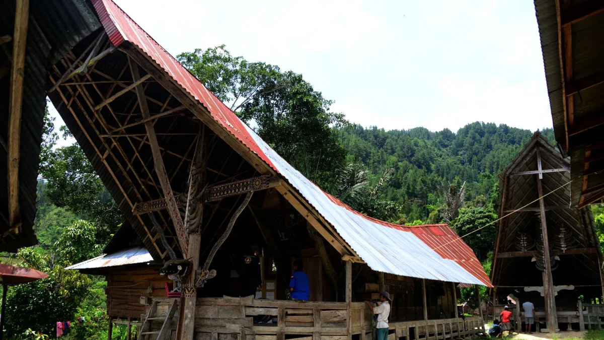 Rumah adat banua sura beratap seng di Kabupaten Mamasa, Sulawesi Barat