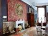Ruang tamu Bantry House dengan permadani dinding merah dan perapian marmer, County Cork, Irlandia