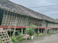 Rumah Betang Ensaid Panjang, rumah panjang adat Dayak di Kabupaten Sintang, Kalimantan Barat.