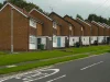 Deretan rumah bata sederhana berpintu warna-warni di Bramley, Leeds, Inggris