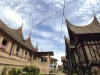Rumah Gadang dan Rangkiang, arsitektur adat Minangkabau di Payakumbuh, Sumatera Barat.