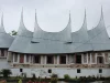 Rumah Gadang Ukiran Cino beratap gonjong dengan dinding berukir di Simalanggang