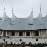 Rumah Gadang Ukiran Cino beratap gonjong dengan dinding berukir di Simalanggang