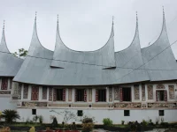 Rumah Gadang Ukiran Cino beratap gonjong dengan dinding berukir di Simalanggang
