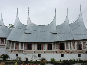 Rumah Gadang Ukiran Cino beratap gonjong dengan dinding berukir di Simalanggang
