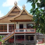 Rumah panggung tradisional Bugis beratap kayu dengan tangga di Sulawesi Selatan