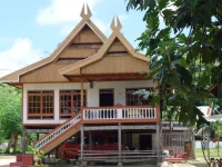 Rumah panggung tradisional Bugis beratap kayu dengan tangga di Sulawesi Selatan