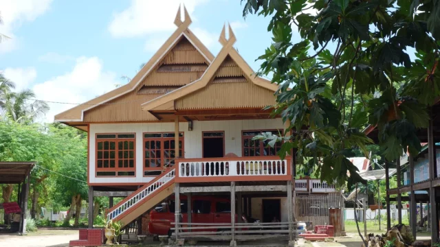 Rumah panggung tradisional Bugis beratap kayu dengan tangga di Sulawesi Selatan