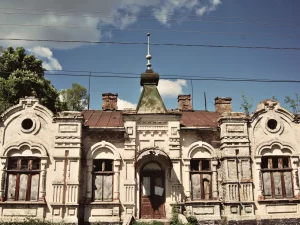 Gedung tua rumah bersalin berarsitektur klasik di Balta, Oblast Odesa, Ukraina