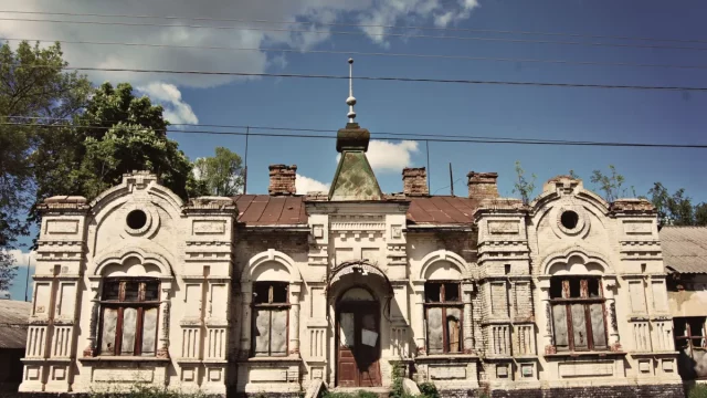 Gedung tua rumah bersalin berarsitektur klasik di Balta, Oblast Odesa, Ukraina
