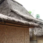 Deretan rumah tradisional Sasak beratap jerami dan berdinding anyaman bambu di Desa Sade