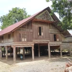 Rumoh Aceh berdiri di atas deretan tiang kayu dengan dinding dan tangga berukir