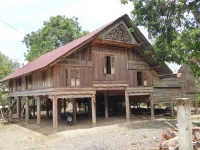 Rumoh Aceh berdiri di atas deretan tiang kayu dengan dinding dan tangga berukir
