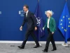 Mark Rutte dan Ursula von der Leyen menyampaikan pernyataan pers di Brussels