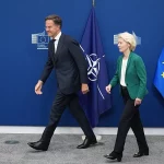 Mark Rutte dan Ursula von der Leyen menyampaikan pernyataan pers di Brussels