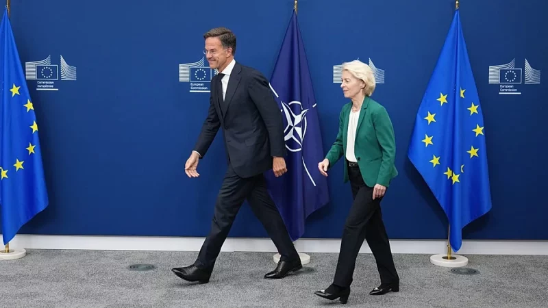 Mark Rutte dan Ursula von der Leyen menyampaikan pernyataan pers di Brussels