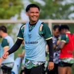 Saddil Ramdani tersenyum saat menjalani sesi latihan bersama Persebaya Surabaya